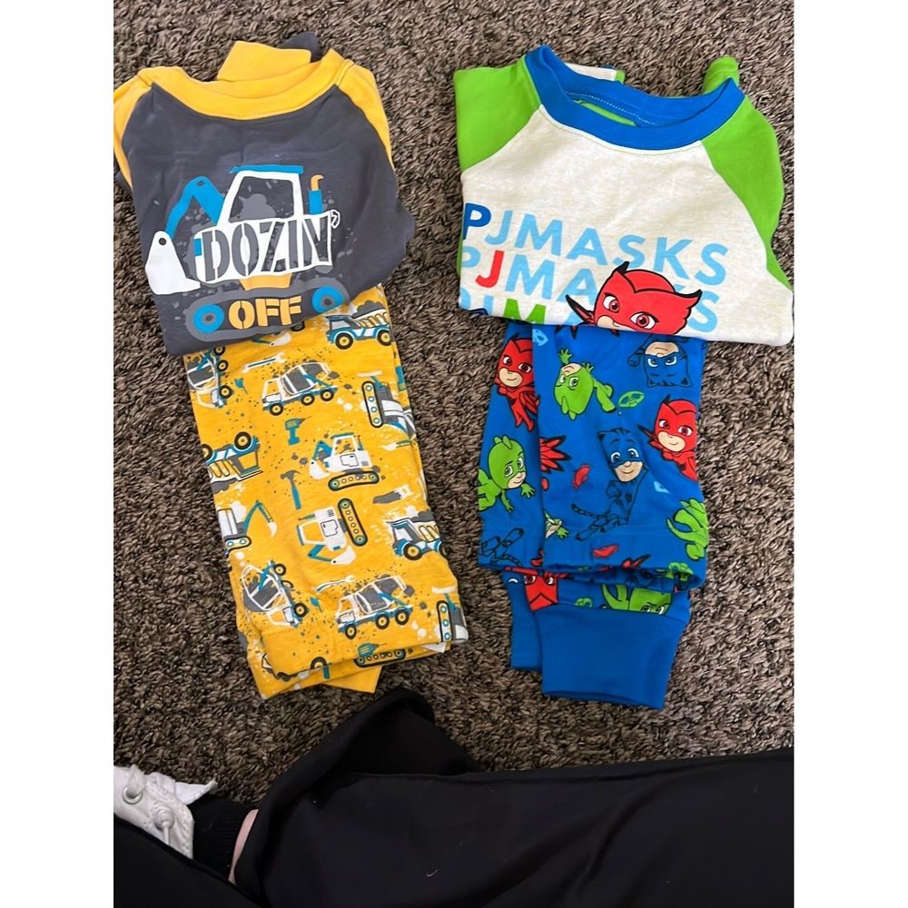 Like new boy's pajamas 2 pair size 5